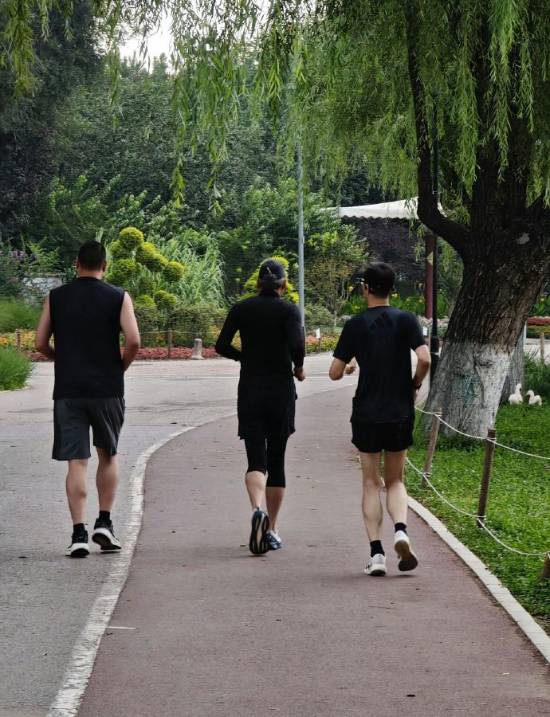 网友偶遇周润发朝阳公园跑步 身子骨依然硬朗有活力