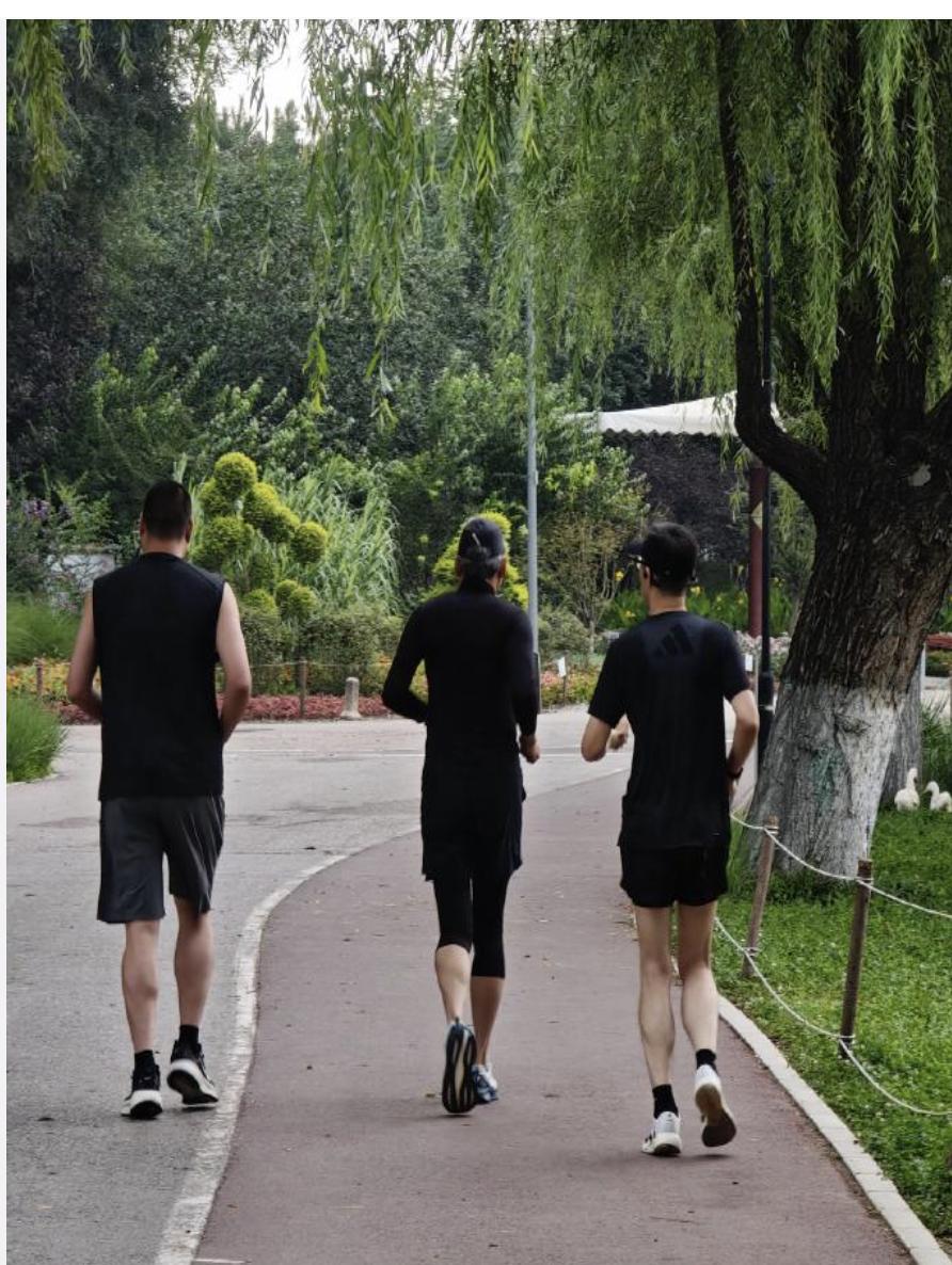 70岁周润发朝阳公园被偶遇:6点跑步身材轻盈,背影看着像20岁