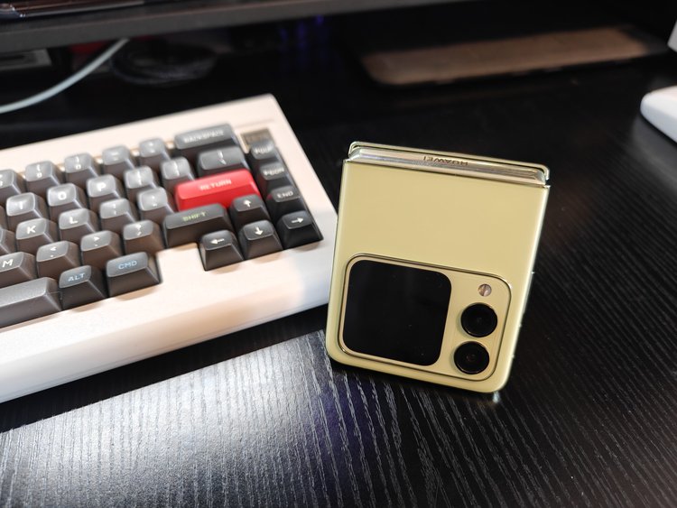 华为nova Flip 上手体验：终于有人开始注意小折叠的轻薄问题了-品玩