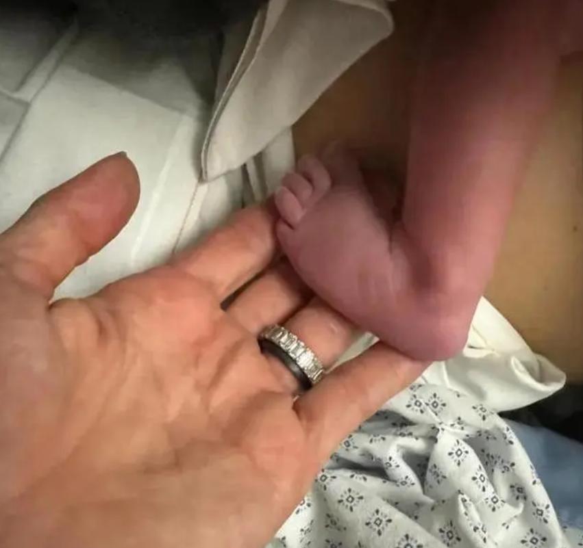 杨紫琼开心晒照当奶奶,与大16岁老公亲吻撒糖,甜蜜得不得了