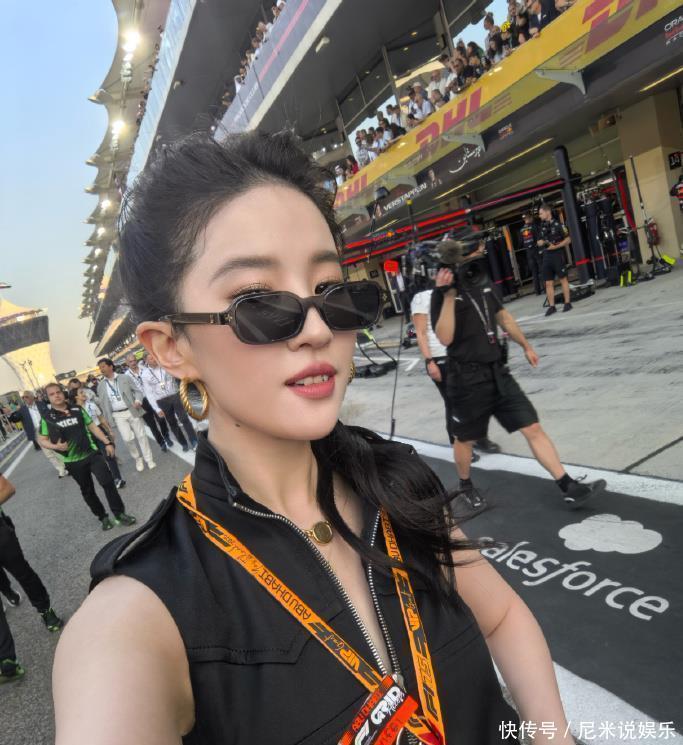 刘亦菲素颜逛阿联酋博物馆!不惧头发凌乱，依然美上热搜 - 360娱乐