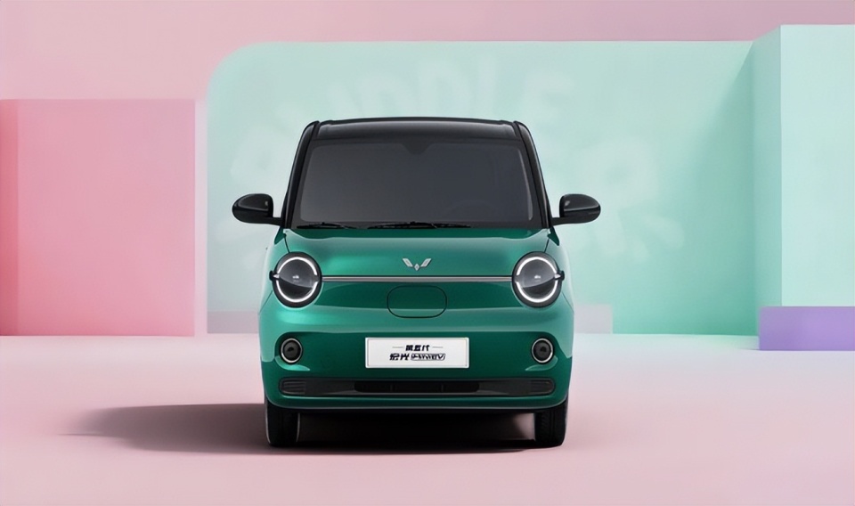 五菱终于想通了!新款MINIEV配四门,2190mm轴距专治后排痛点