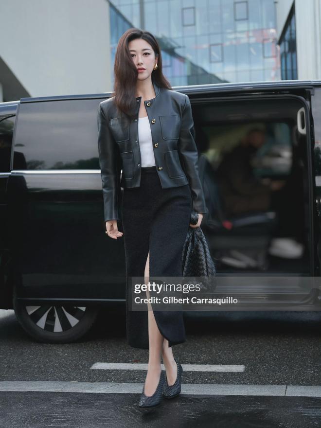 41岁朱珠扛住了G社镜头！黑色短皮衣+前开叉半身裙，东方美很大气