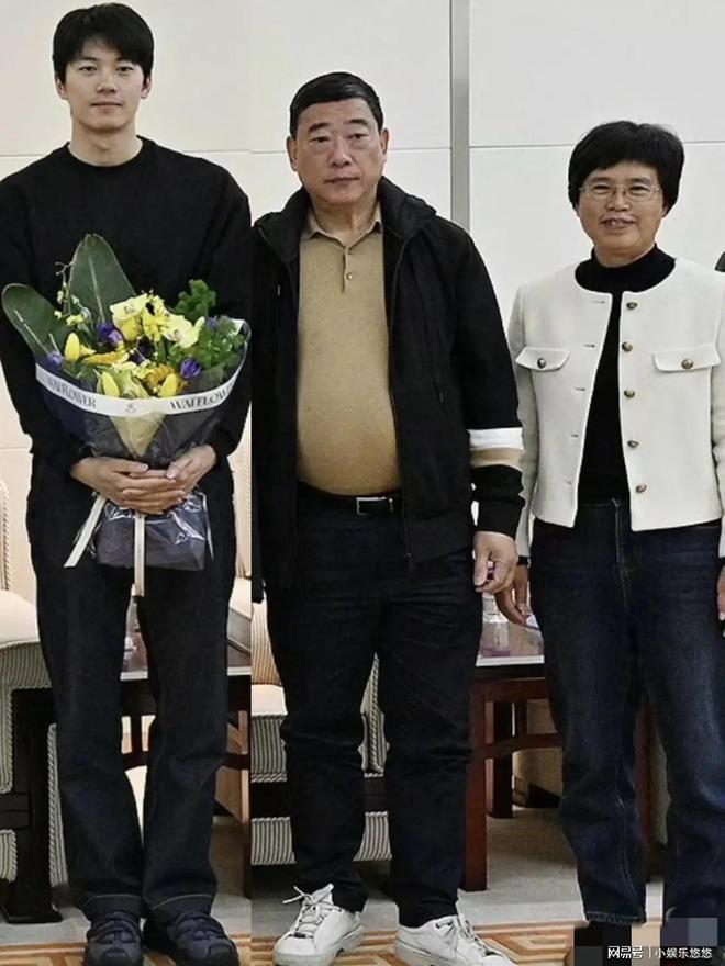 汪顺与父母回奉化老家，与区长合影，汪顺父母打扮朴素个子都不高