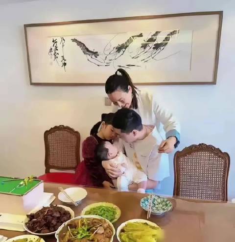 丁俊晖与妻女定居英国别墅，训练带娃生活惬意