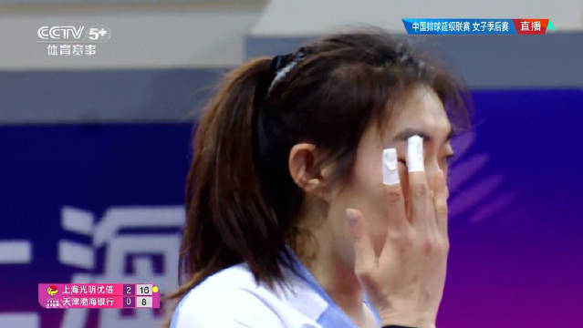 范接应扣球打到孟豆脸上，力量好大，看着好疼，吓人！幸好没事！