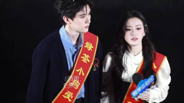 周翊然包上恩就这样牵着手出场了