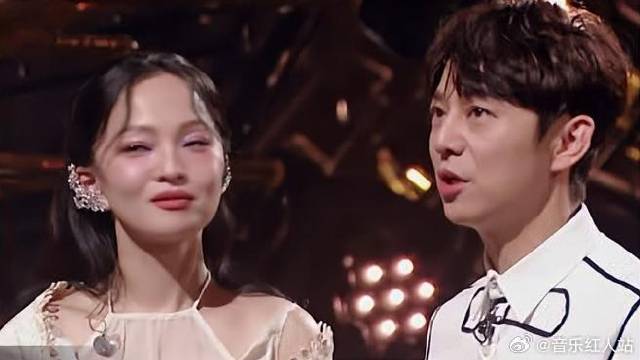 众人猜测第一名是谁，那英问他有几个孩子，何炅哈哈大笑！