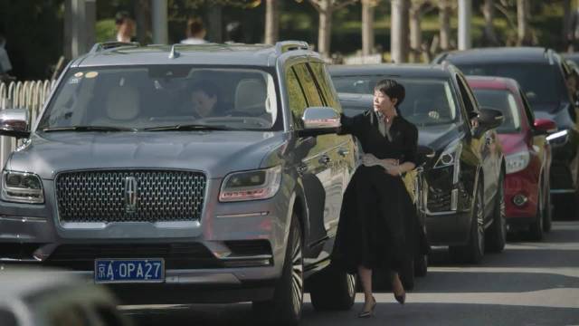 区长儿子开法拉利上学夫人驾林肯出行