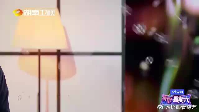 秦霄贤穿睡衣唱孤独患者，说相声的男生唱起歌来如此深情