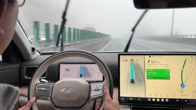 奇瑞猎鹰700智能辅助驾驶应对返程大雾