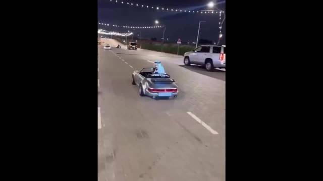 一辆可以漂移的迷你保时捷