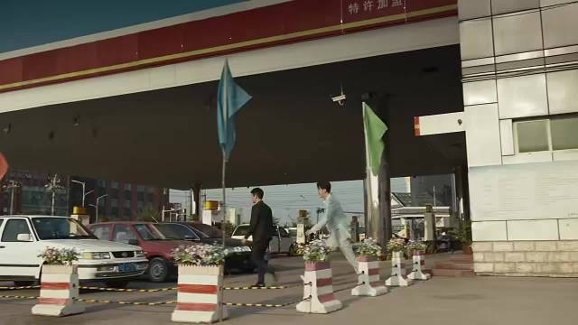 玫瑰的故事:碎花裙，红色尖头高跟，黄亦玫一出场美的失语