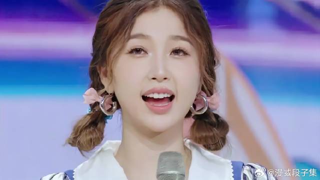 虞书欣是捧场王吧，何炅边介绍她边回应，太可爱了！