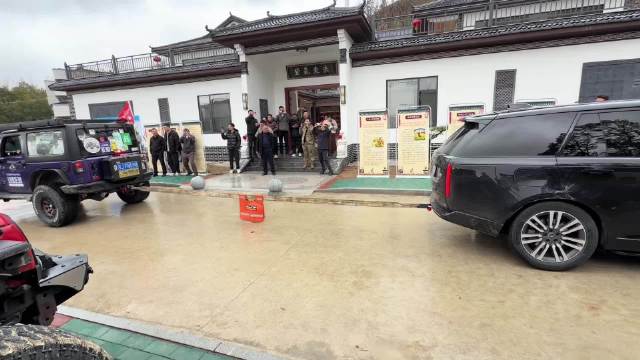 揽胜和牧马人的拔河比赛