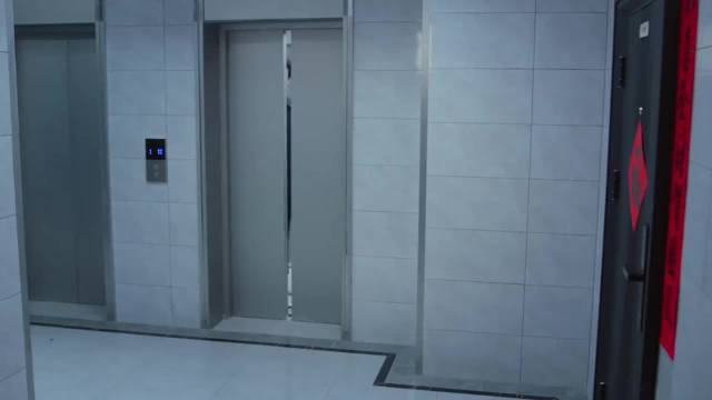 狙击蝴蝶：大结局：刺激！岑矜跟李雾电梯口亲热，哪料亲妈突然开门