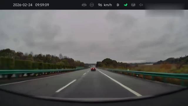 奔驰急刹领克变道致问界被撞