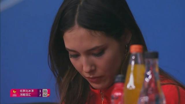 谷爱凌母女观战女排联赛未被解说认出