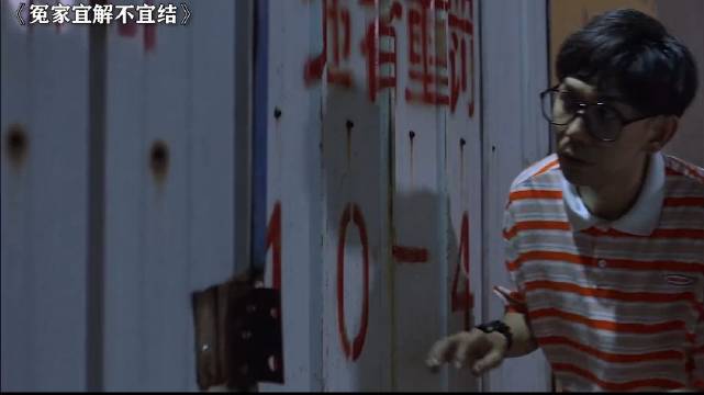 小伙被困厢式货车求助，警方及时拦截五菱救援