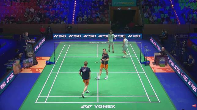 梁伟铿/王昶 21-17 21-14 伊日/克雷尔