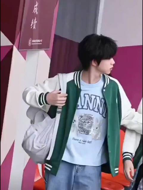 陈奕恒林清源叠穿造型亮相少年时代2路透