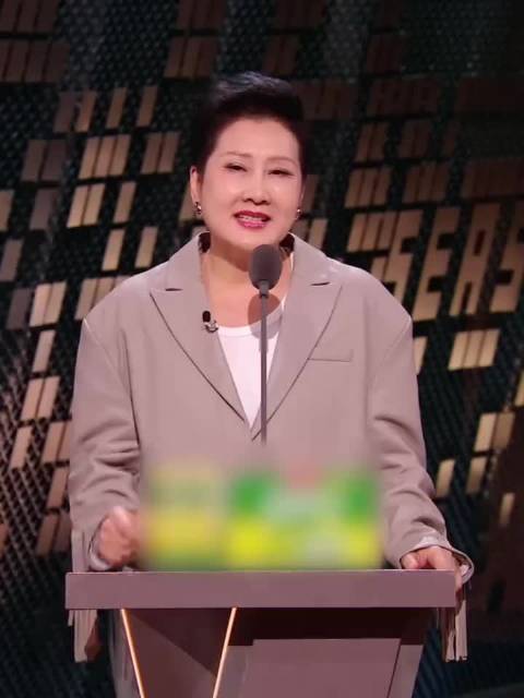 张凯丽回应63岁穿丝袜，为女性穿衣自由发声