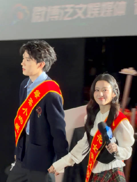 周翊然包上恩牵手入场 江湖夜雨十年灯微博追剧团现场来了！