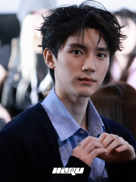 当你呼唤周翊然比心就会收获萌萌两个还有小梨涡一枚呜呜呜呜