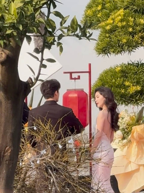 章若楠王安宇新造型路透 这个剧妆造好看 港风靓男俊女