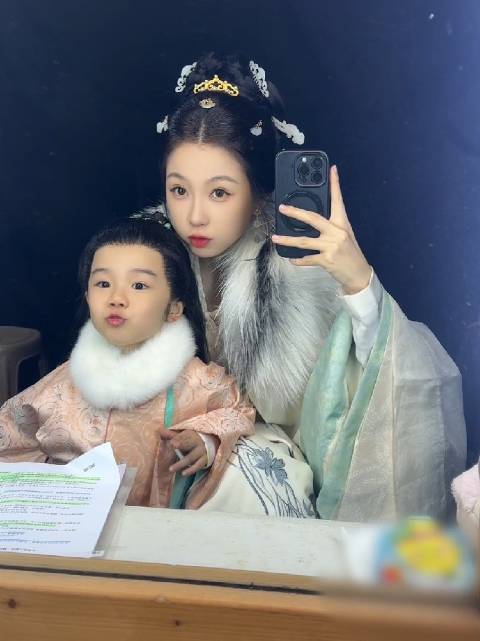 虞书欣云初令拍摄花絮视频更新