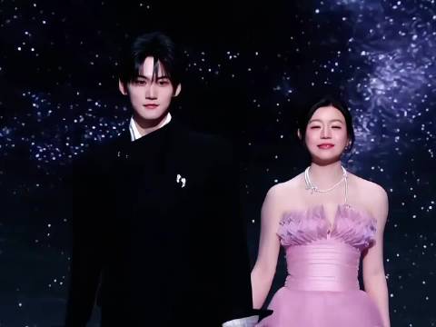 陈妍希周柯宇微博之夜牵手走红毯