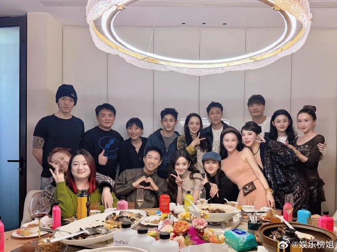 于正48岁生日宴星光齐聚，金发造型引爆热议