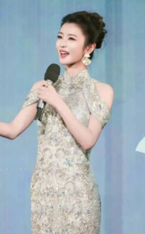 李云霄持淄博琉璃亮相舞台