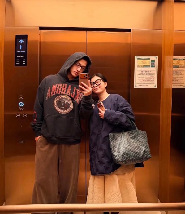 李嘉格的新恋情是否得到了子女和前夫方面的认可或评价？