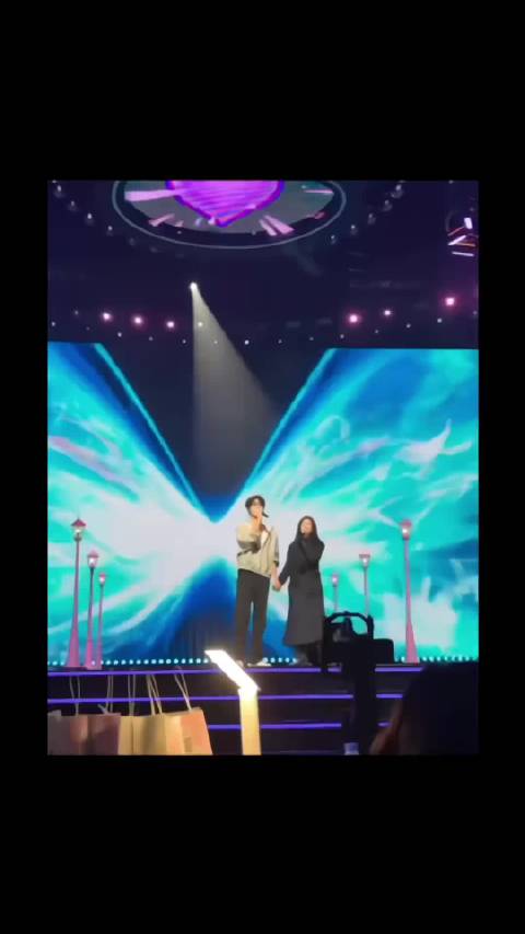 你彩排的时候不还一直牵着姐姐的的手吗