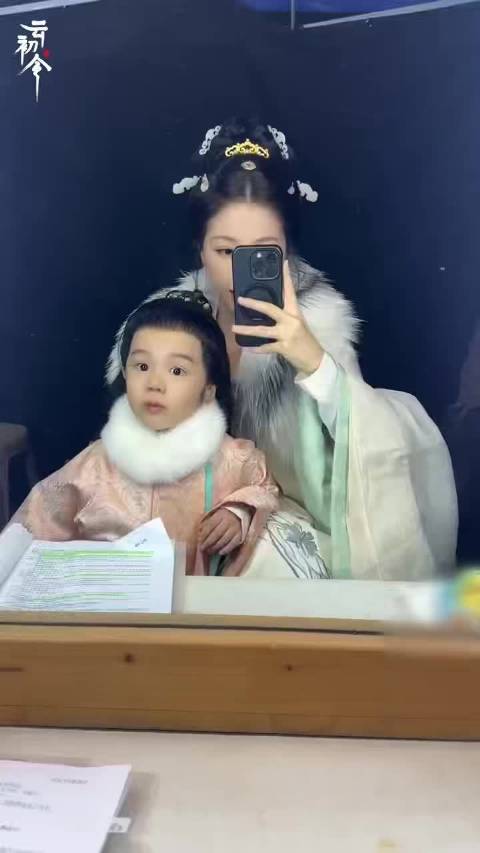 虞书欣与小演员片场对镜卖萌，双倍可爱暴击