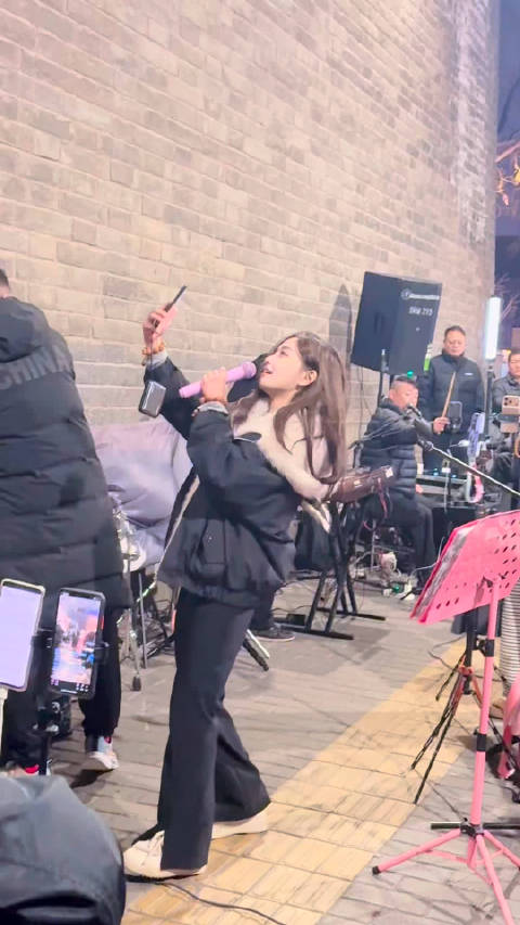 西安城墙下五百万人气博主夜唱治愈考研学子