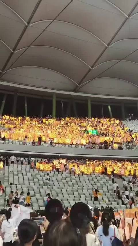 很想再见到早期的你，又不愿让你再苦上这些年 @TFBOYS-王俊凯 @TFBOYS-王源