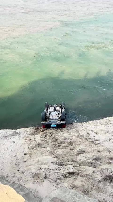 网友实拍：这大哥第一次玩越野就翻河里了！拉的人不少还有孩子，还好都安全！