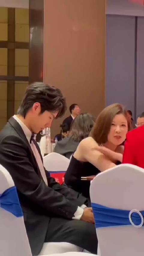 王一博2024主演追风者维和防暴队，2025登央视春晚获抖音人气奖