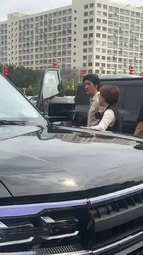 王力宏现身比亚迪总部体验方程豹，副总裁李柯陪同