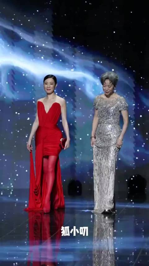 微博之夜直播，叶童佘诗曼一起走红毯，岁月从不败美人～姐姐们这个优雅