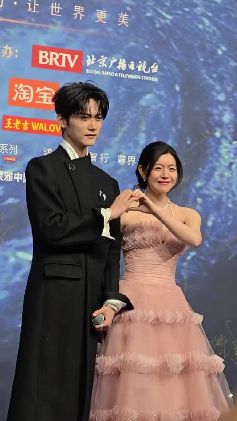 啊啊啊陈妍希周柯宇微博之夜红毯比心，锦鲤cp合体！谁懂这个相视一笑有多甜！