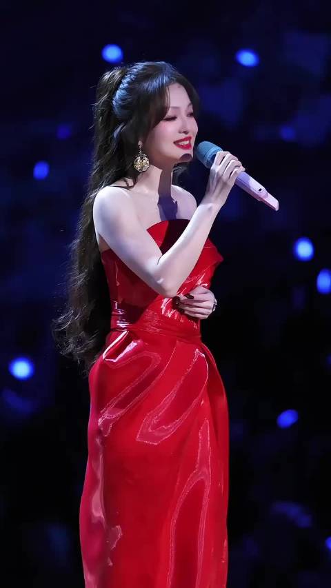 张韶涵演唱会献唱《暮色回响》，红衣造型惊艳全场