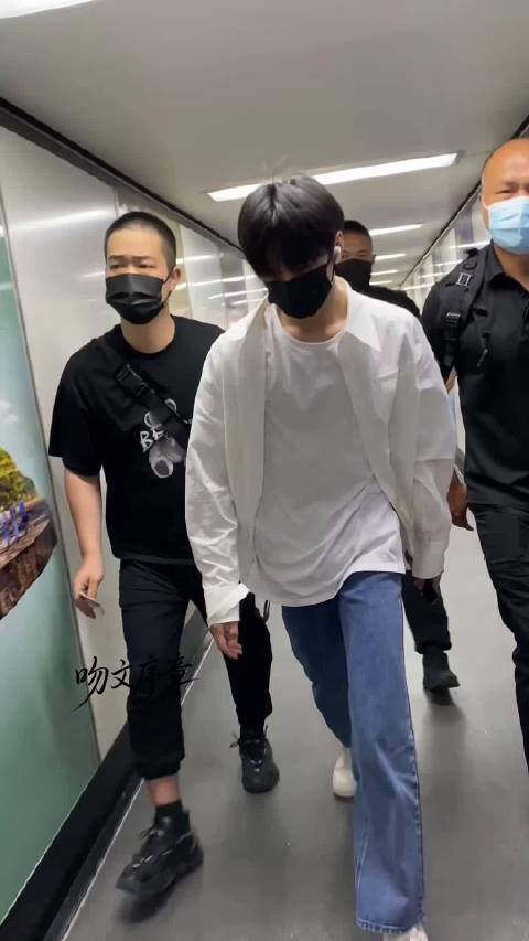 刘耀文镖人裴行俨 “玫瑰不会枯萎，纸飞机不会掉落，追随你的步伐不会停留”