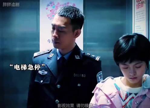 小女为复仇成帽子与敌相爱后牺牲，敌人悲痛与狗相伴