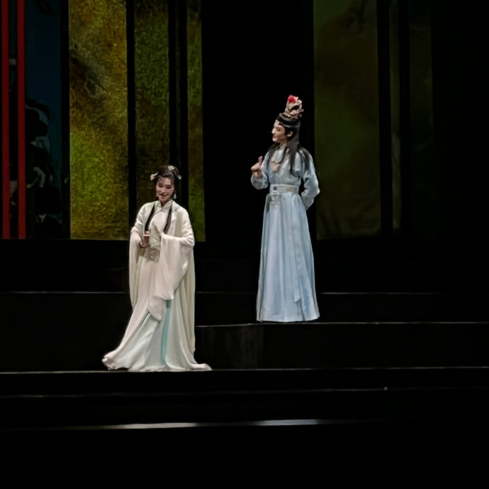 《我的大观园》相比传统越剧《红楼梦》有哪些创新之处？