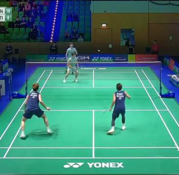 梁伟铿王昶稳扎稳打晋级德国赛八强