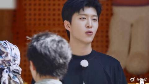 小孩不看《亮剑》？范丞丞立马反驳，一句话点出真相！