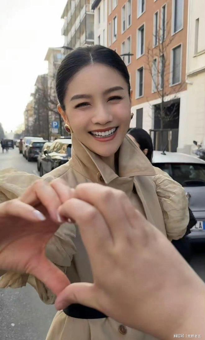 50岁胡可米兰亮相惊艳，美如法拉利风采依旧